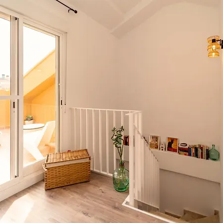 Διαμέρισμα Attic Duplex With 4 Terraces & 5 Min Walk To