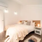 Attic Duplex Apartment With 4 Terraces & 5 Min Walk To Beach 公寓 *